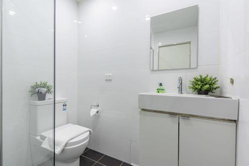 2 BD Apt with Large Courtyard near The Star Casino - image 10