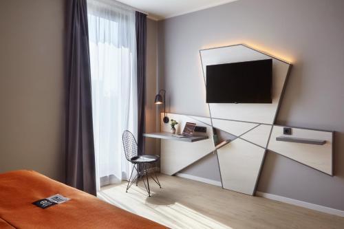 Standard Queen Room - Disability Access image 9