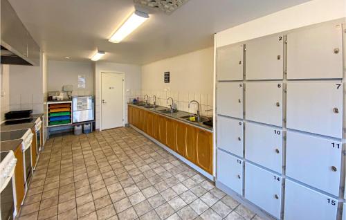 virtuve, Cozy Home In Jälluntofta With Wifi (Cozy Home In Jalluntofta With Wifi) in Unnarida