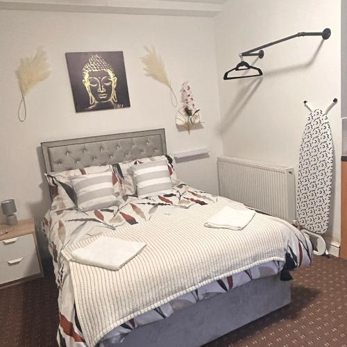 Bv Charming Studio with Free Private Parking, 10 Minutes from Town Centre