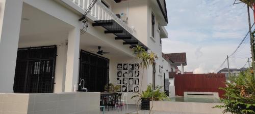 YES MUAR