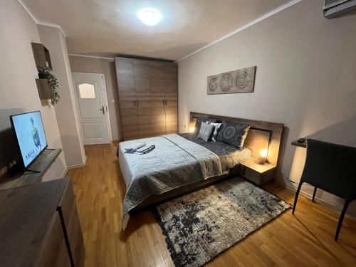 Център Варна апартамент с паркинг за нормална до средно голяма кола