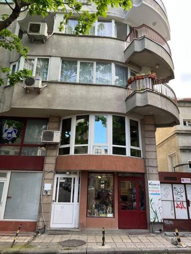 Център Варна апартамент с паркинг за нормална до средно голяма кола