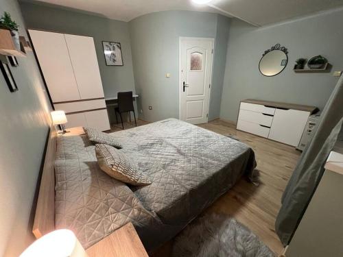 Център Варна апартамент с паркинг за нормална до средно голяма кола