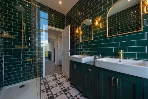 Luxurious GRAND 6 BR Home in BATH - Perfect for Groups & Sleeps 12!, Bath (zdjęcie 6)
