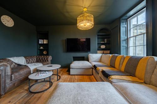 Luxurious GRAND 6 BR Home in BATH - Perfect for Groups & Sleeps 12!, Bath (zdjęcie 8)
