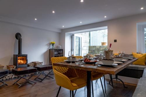 Luxurious GRAND 6 BR Home in BATH - Perfect for Groups & Sleeps 12!, Bath (zdjęcie 2)