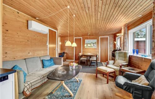  2 Bedroom Nice Home In Fårvang in Fårvang