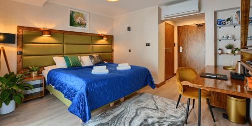 Deluxe Double Room (2 Adults + 1 Child)