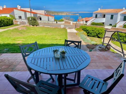 Planta baja con vistas al mar, piscinas y junto a la playa