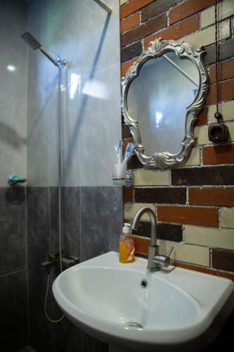 Zuhanyzó, Noravank L-and-L in Aghavnadzor