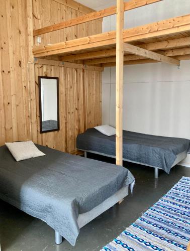 2 twin beds, 1 sofa bed, 2 futon beds