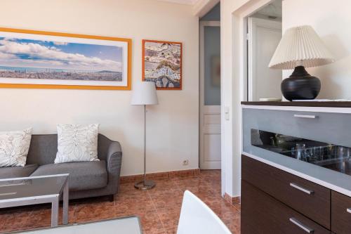 ApartEasy - Modernist flat in Eixample center - image 2