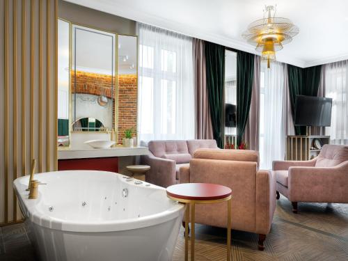 Golden Queen Deluxe Jacuzzi Apartments - Old Town 3