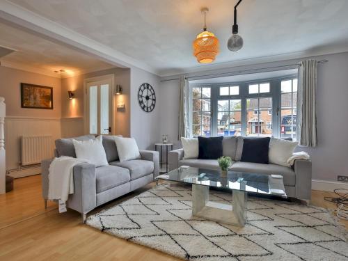 Pass the Keys Spacious 4 Bed by River Thames Old Windsor