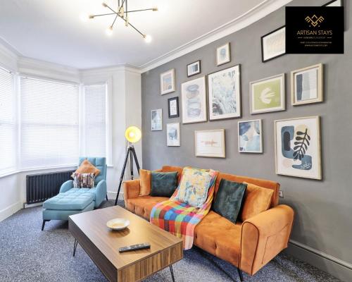 Vintage Vibes by Artisan Stays Southend-On-Sea with Private Parking I Families, Contractors, Insurance