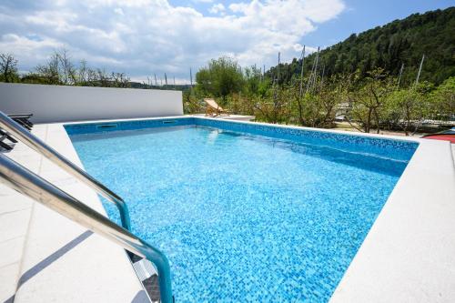 Mila and Jurija Formenti 2 apartments in heart of nautic marina, with heated swimming pool May till October, bikes, Sup, kajak, free parking in our garden
