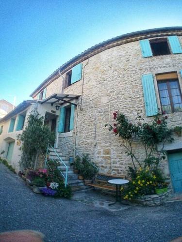presbytere du 12 eme siecle gîte à louer Bragassargues