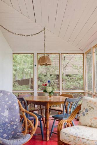 The Dance Hall Cottage on Charleston Lake in Lensdauna (ON)