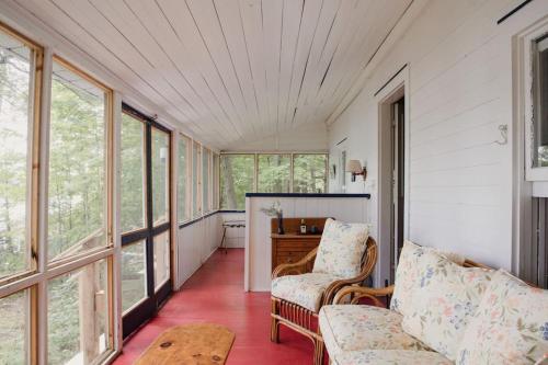 The Dance Hall Cottage on Charleston Lake in Lensdauna (ON)