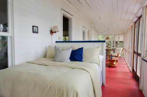 The Dance Hall Cottage on Charleston Lake in Lensdauna (ON)