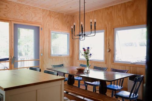 The Dance Hall Cottage on Charleston Lake in Lensdauna (ON)