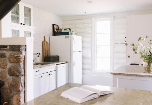 Demilune Lodge - Serene cabin with hot tub in 米爾福德 (ON)