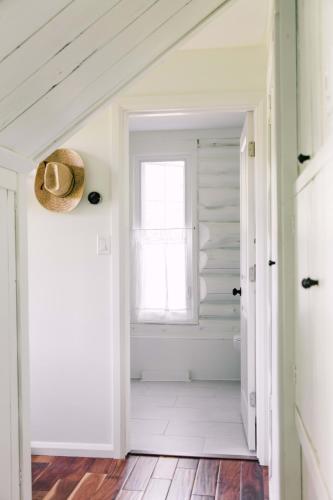 Demilune Lodge - Serene cabin with hot tub in 米爾福德 (ON)