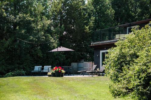 Demilune Lodge - Serene cabin with hot tub