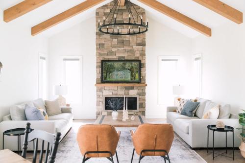 Hambly House - Modern Farmhouse near PEC