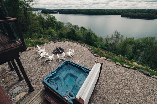 The Wolfe Lake House - Great Wifi by Westport