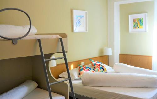 1 queen bed, 1 bunk bed