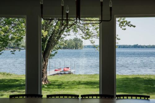 Wellers Landing - Prince Edward County Lakehouse in Gardenville (ON)