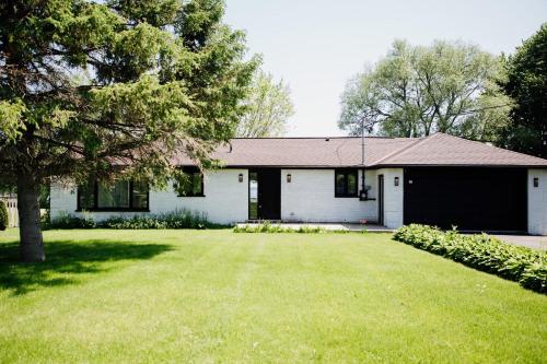 Wellers Landing - Prince Edward County Lakehouse in Gardenville (ON)