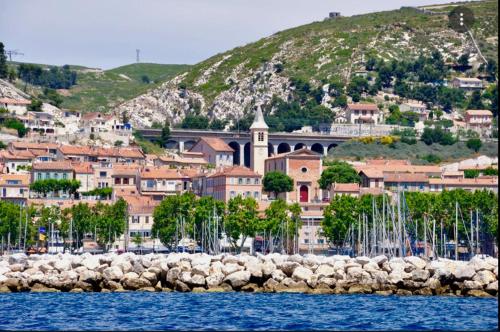 maison entièrement climatisée vue d'exception mer et rade de Marseille avec piscine 8 personnes