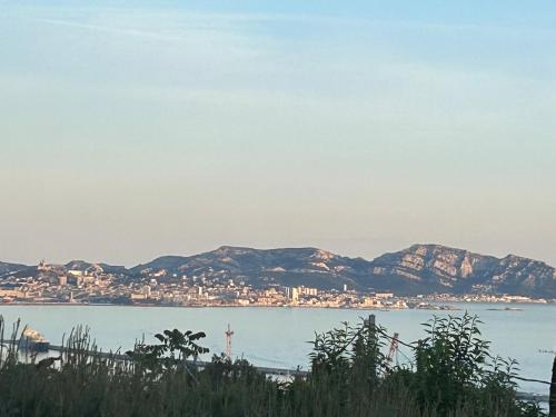 maison entièrement climatisée vue d'exception mer et rade de Marseille avec piscine 8 personnes