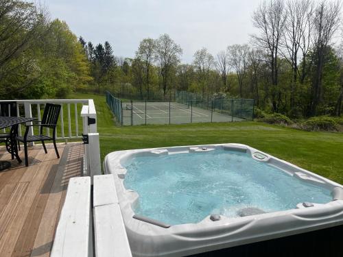 Warren Cottage PoshPadsCT Tennis, Hot Tub, Gas BBQ, Bike, Ski