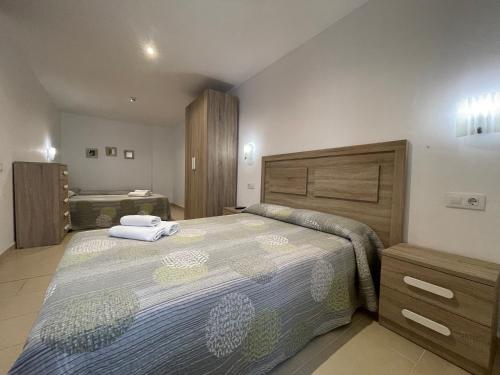 1 double bed, 2 twin beds