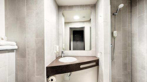 Bathroom, B&B Hotel Munchen-Garching in Garching bei Munchen