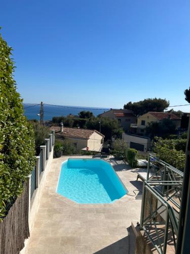 maison entièrement climatisée vue d'exception mer et rade de Marseille avec piscine 8 personnes