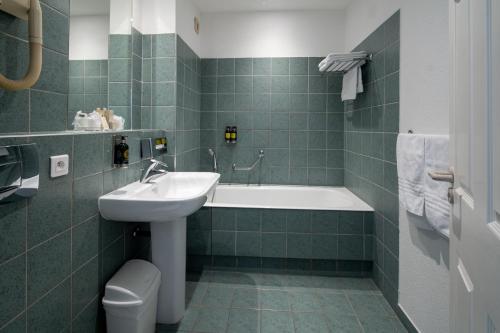 Bathroom, Hotel Excelsior in Saint-Raphael