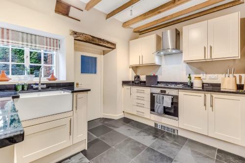 virtuve, Brand Hill Cottage with Hot Tub in Woodhouse Eaves