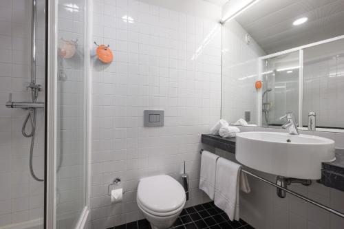 Twin Room image 4