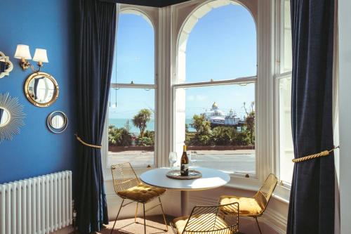 Pier Reflections - Seafront Apartment - Eastbourne