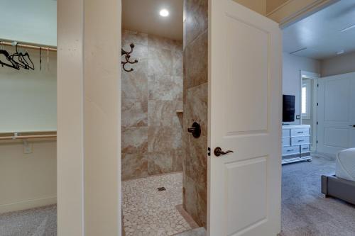 Lake Havasu City Home with Private Pool and Basketball! - image 11