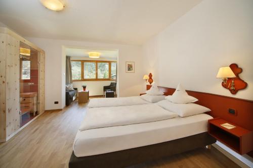 Parkhotel Tirolerhof Room Type - Superior Double Room with Balcony Parkhotel Tirolerhof Room Type - Superior Double Room with Balcony