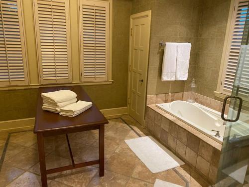 Luxury and Old World Charm in Historic Midtown in Memphis, USA