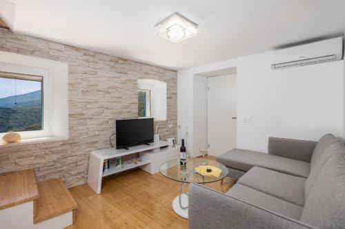 House Bajota with terrace and sea view in 別里