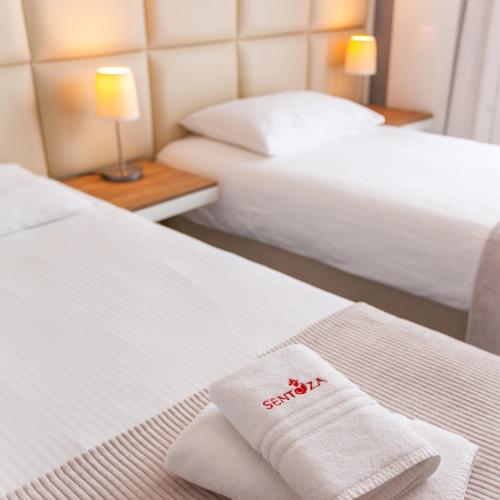 Double Room with Balcony image 9