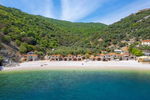 House Bajota with terrace and sea view in 別里